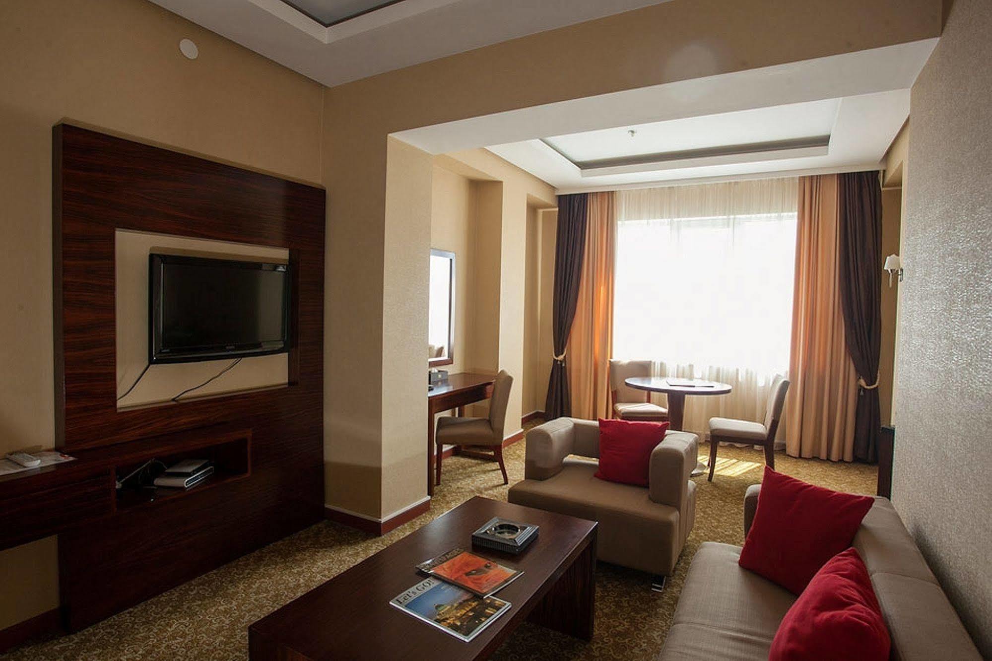 Grand Aiser Hotel Almaty Exterior foto